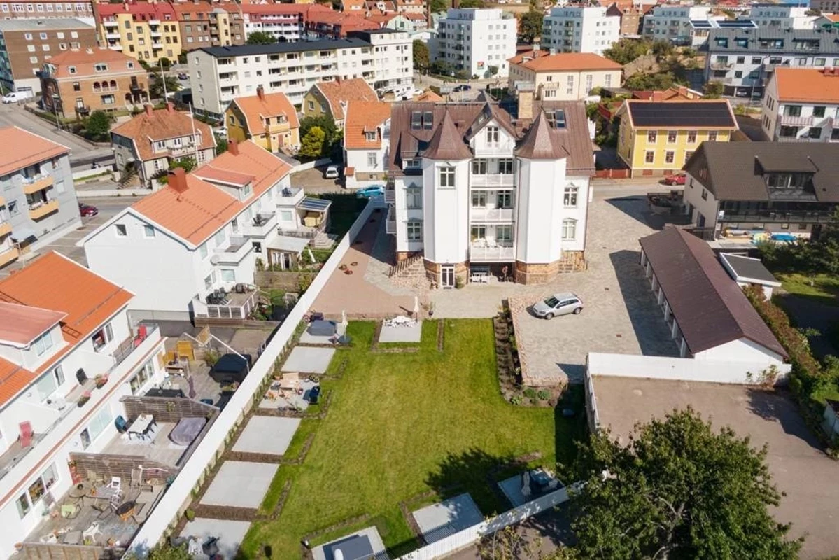 Lågupplöst Privat carport är lyx i en stad där parkeringsplats är guld värd