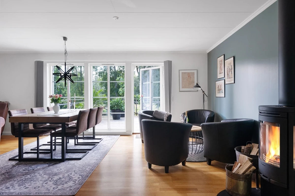Från vardagsrummet tar du dig ut på den stor altanen på husets baksida