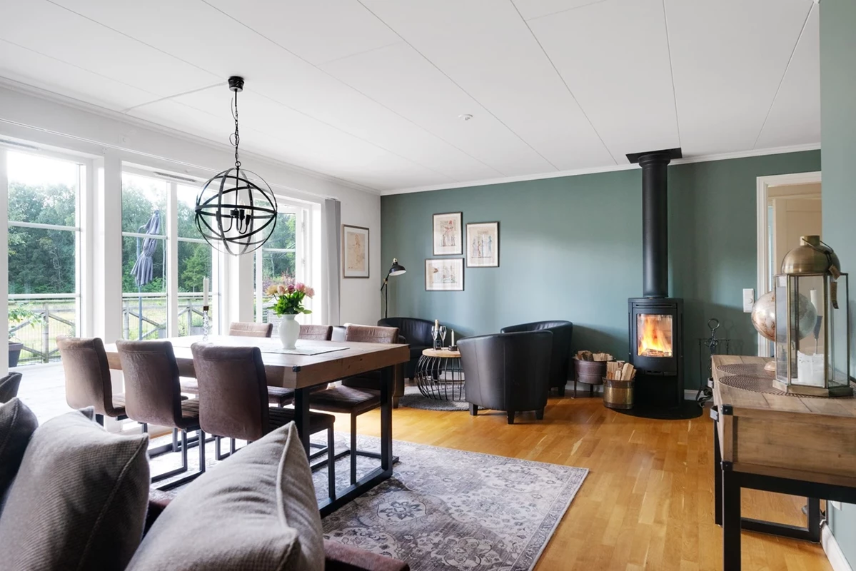 Vacker kamin, ger både värme och en mysig känsla