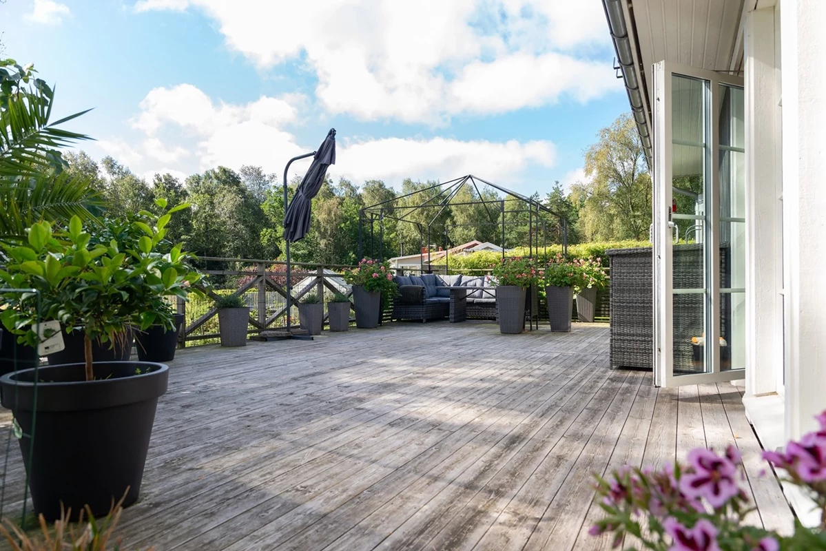 Stor altan på baksidan av huset, plats för både soffgrupp och matgrupp 