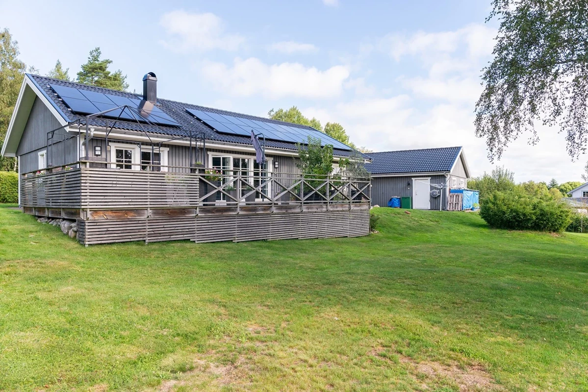 Stor gräsmatta, perfekt plats för barnen att leka