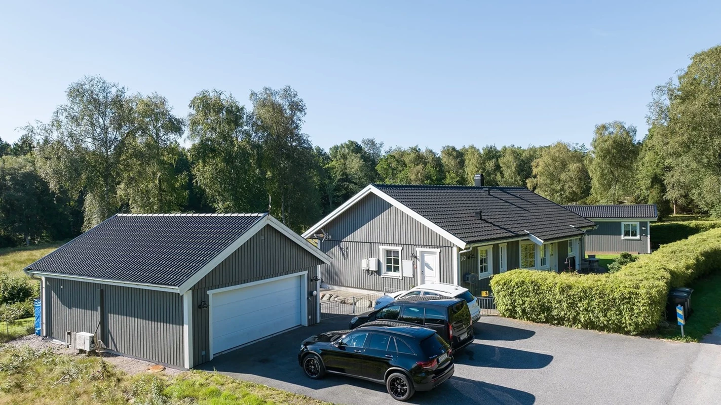 Vacker 1-plansvilla med garage och gäststuga