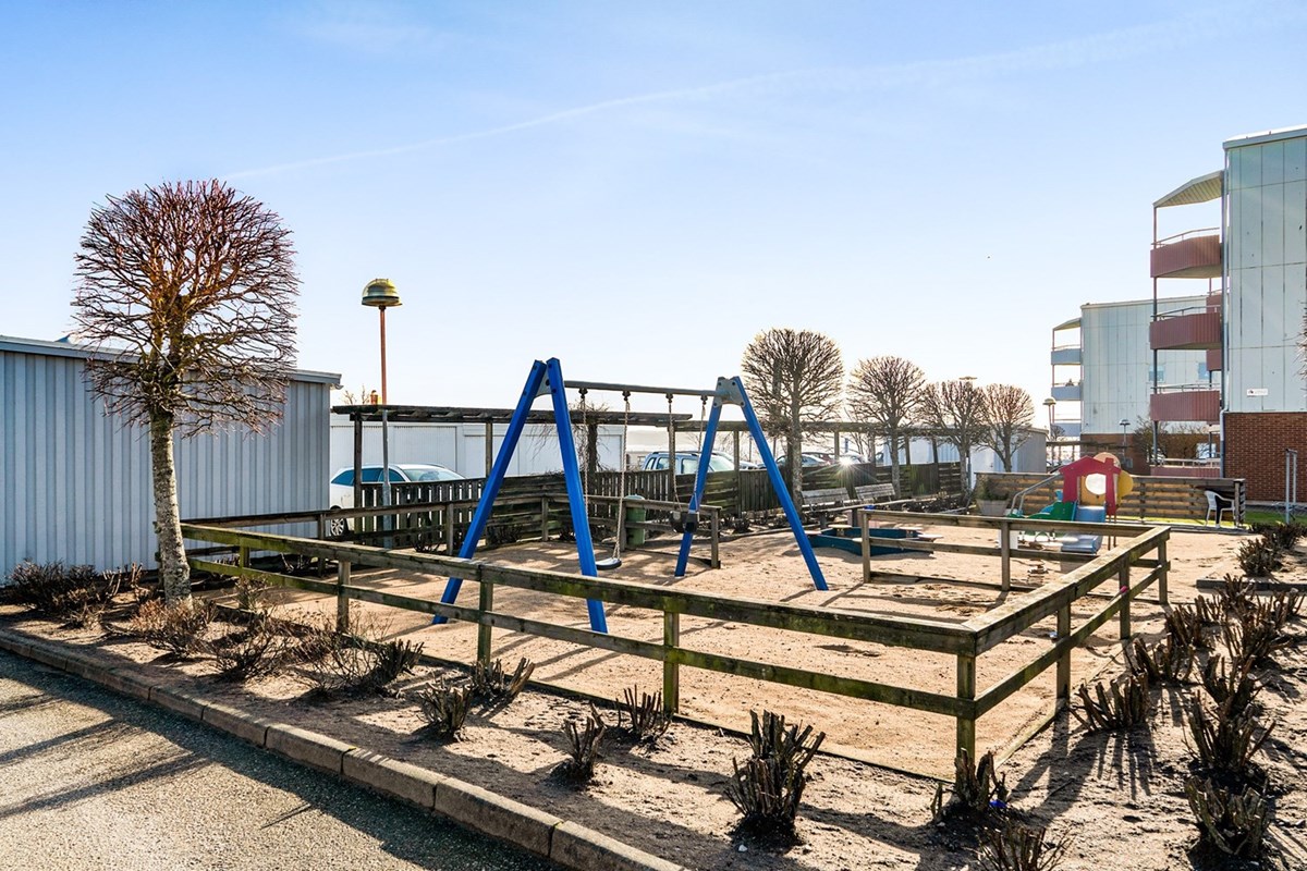 Välskött förening med fin innergård med uteplatser och lekplats