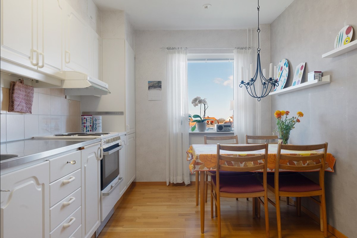 Ljusa ytskikt och ekparkett på golvet