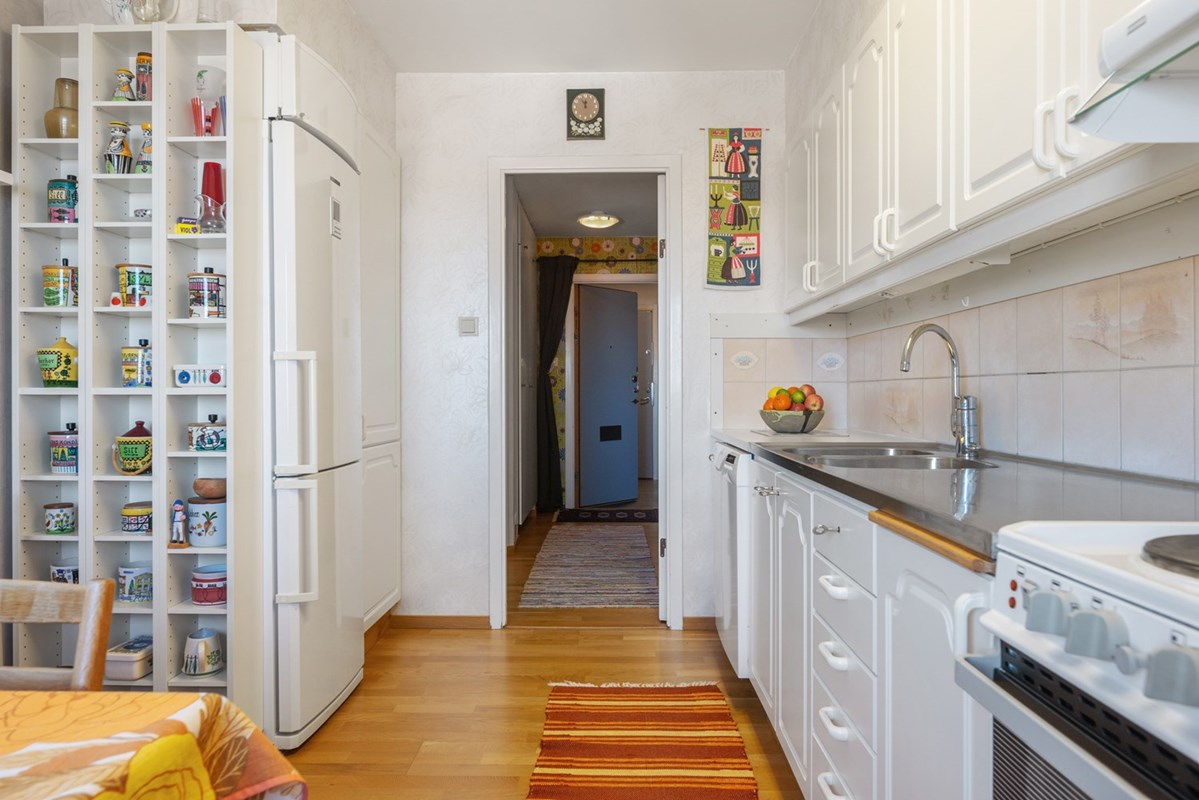 Efter att bilderna togs har ny kyl/frys installerats så sent som februari 2026