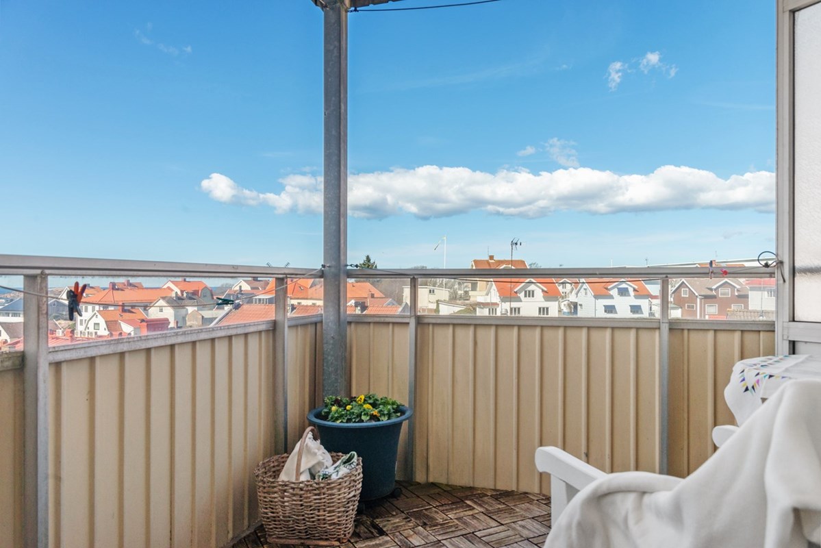 Många i huset har valt att glasa in sin balkong