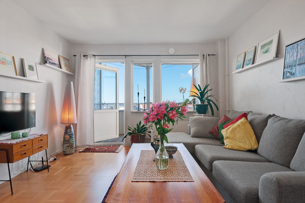 Genomgående ljusa och fina ytskikt på väggarna och på golvet ligger en fin ekparkett