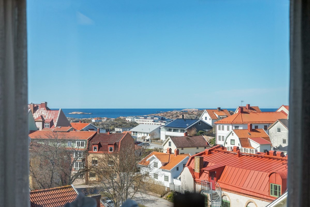 Frihetskänsla med utsikt över hav och stad