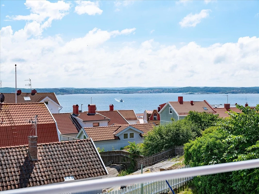 Utsikt över Gullmarn, Lysekils inlopp och stadens takåsar