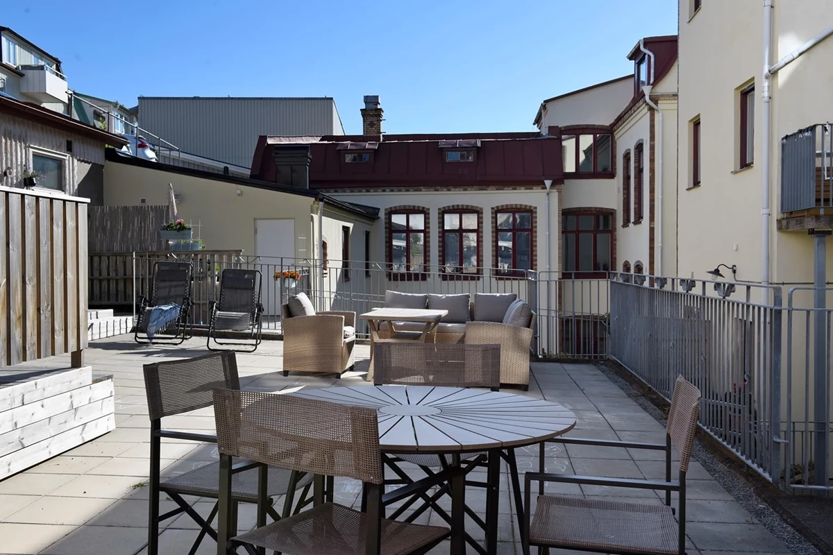 En trappa upp från din ytterdörr och du når terrassen