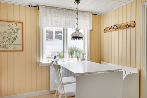 I köket vacker pärlspont och vitmålade detaljer