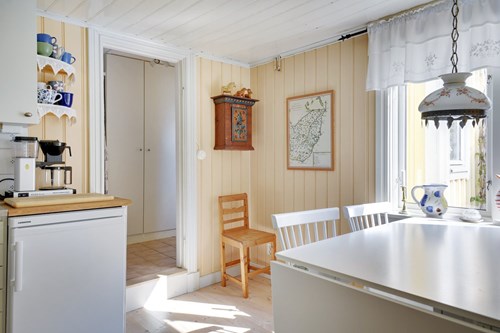 Pärlspont, vitmålat trätak och profilerade lister förstärker den genuina charmen