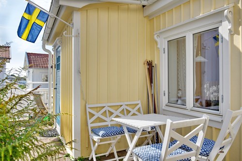 En av två uteplatser på markplan