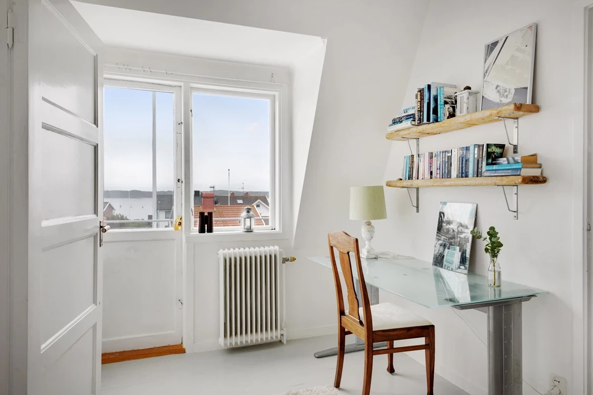Övre hall har utgång till balkong