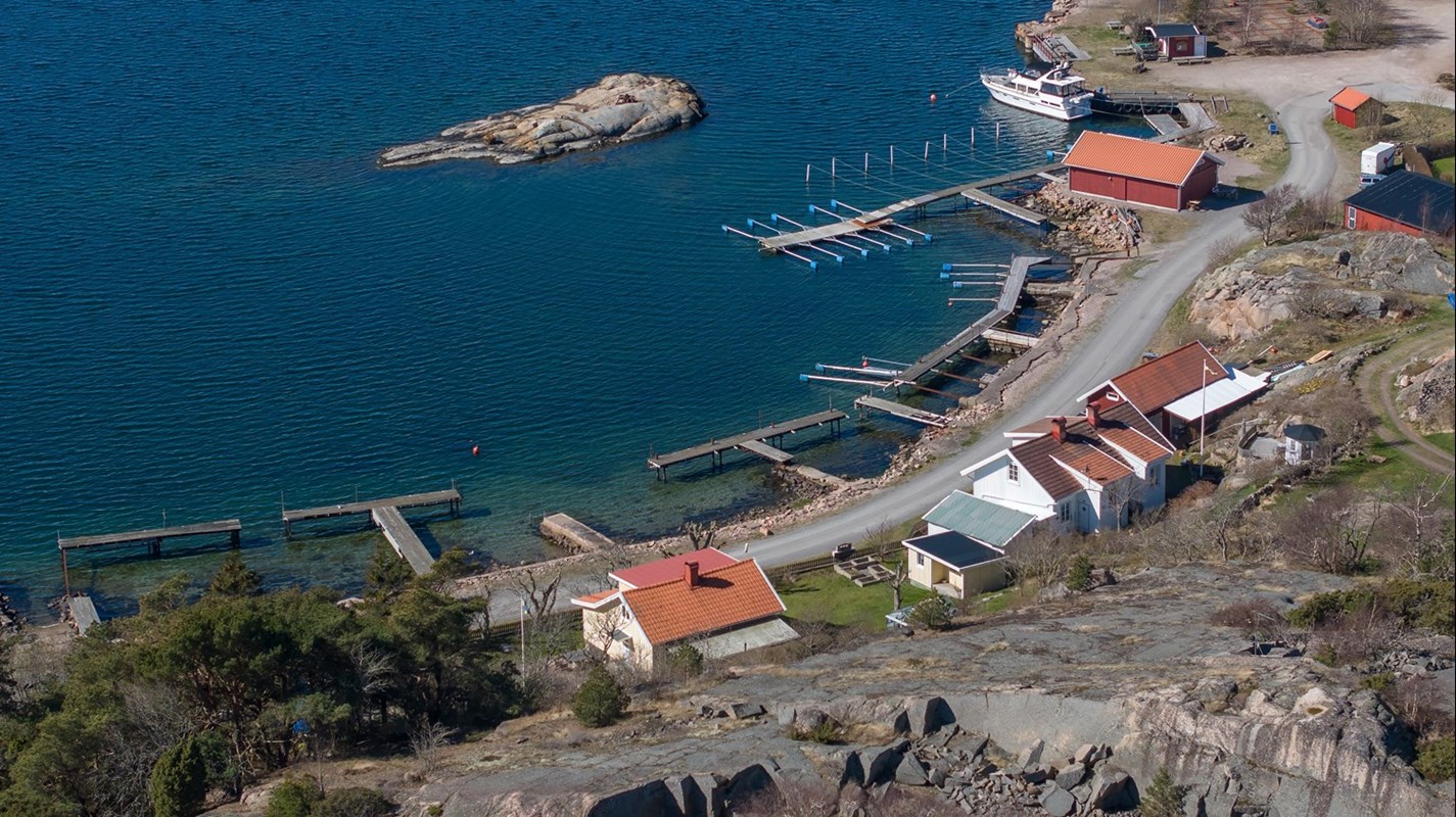 Vy över Lahällas fina hamn