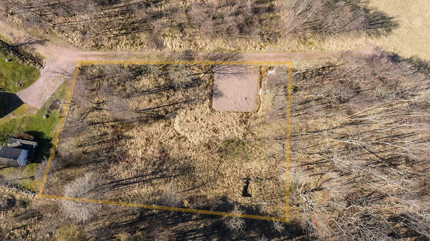 Tomtstorleken är knappt 2 000 kvm