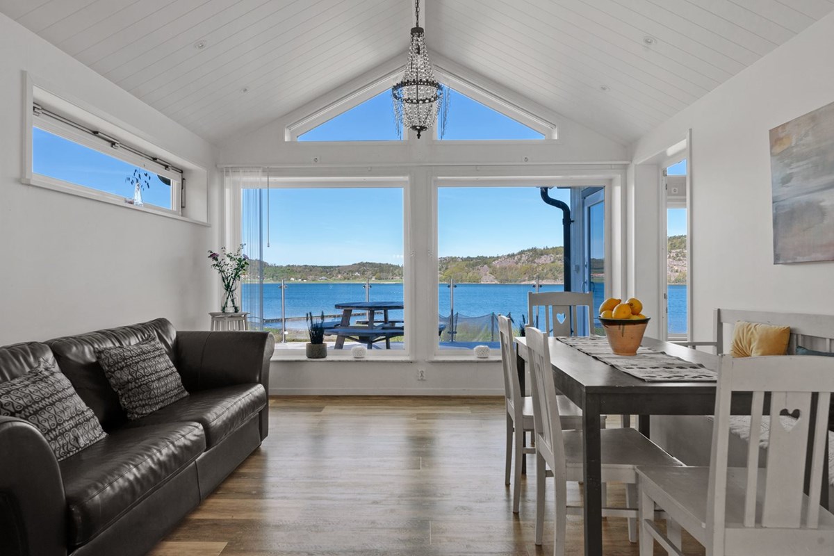 Vardagsrum med fantastisk vy mot Åbyfjorden