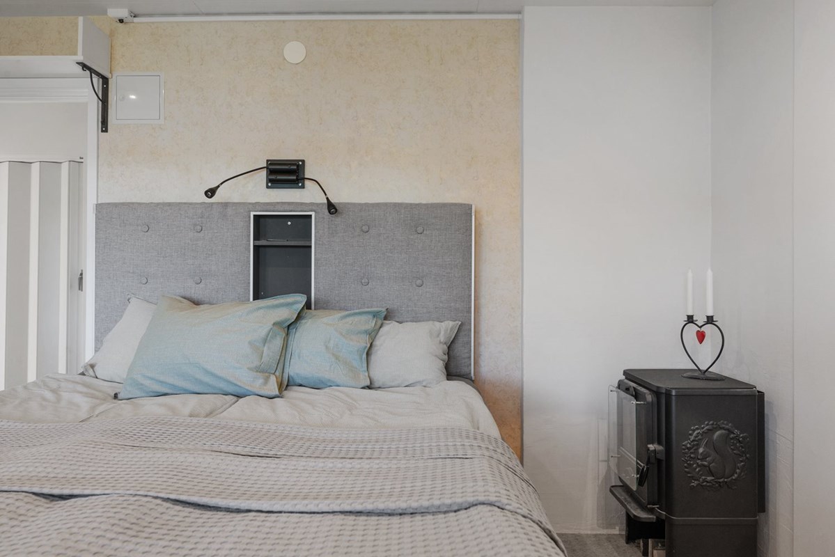 Vackert sovrum med egen kamin och tvättställ