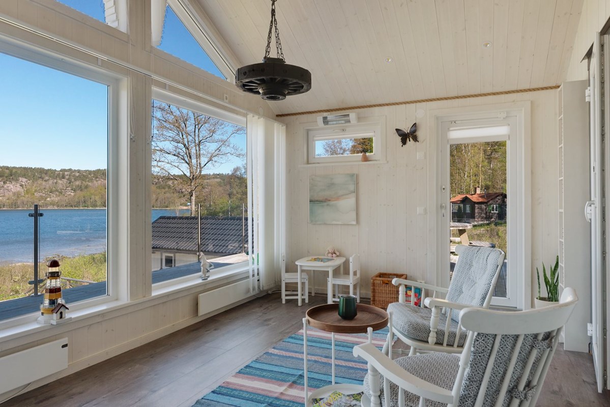 Härligt uterum med stora fönster mot fjorden