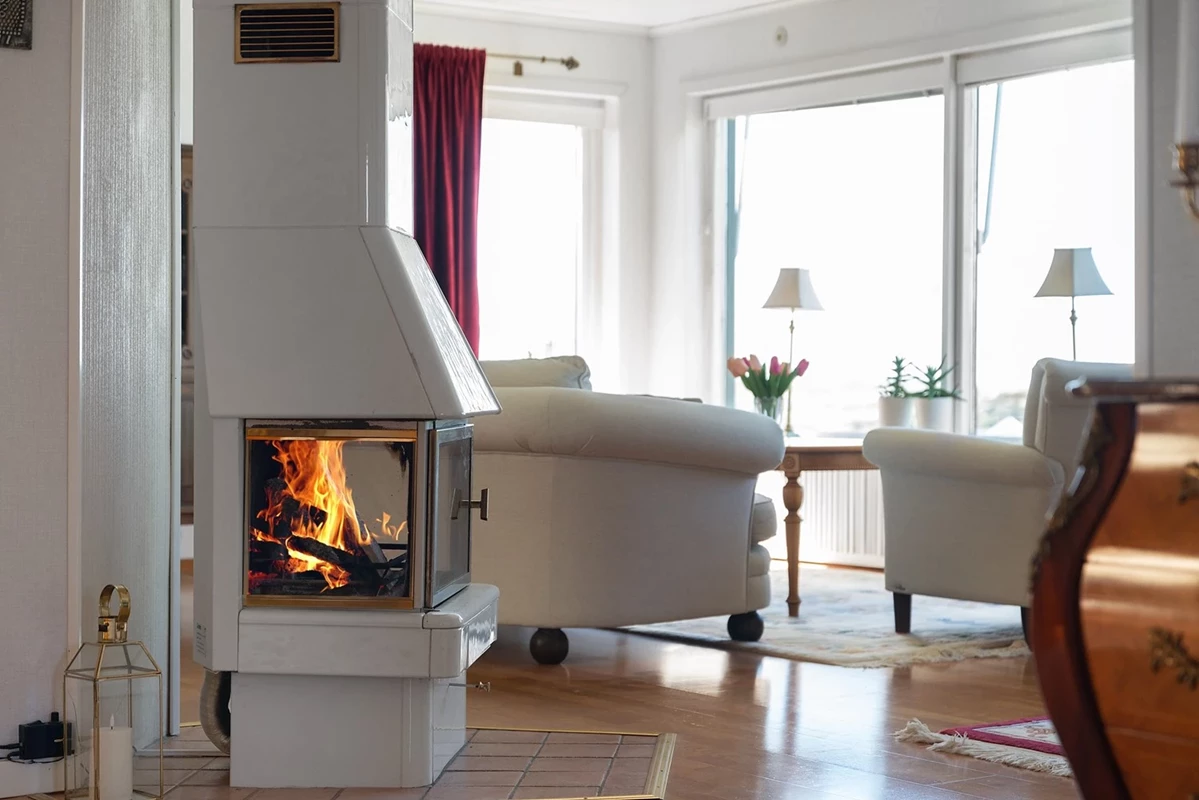 Värmande kamin centralt placerat i huset