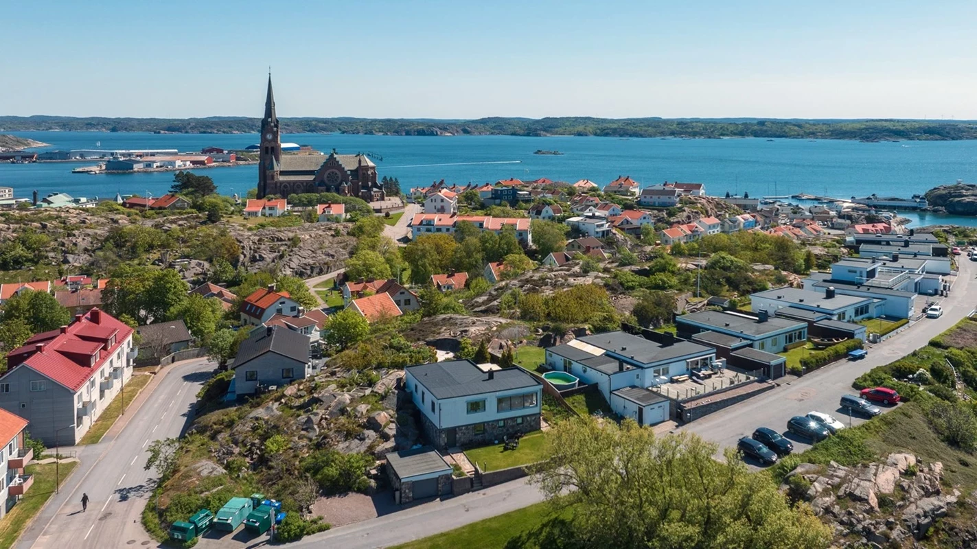 Det fristående garaget ger säker parkering och extra förvaringsutrymme