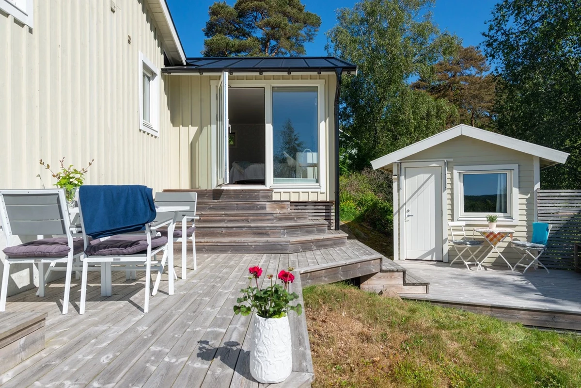 Gäststuga till höger