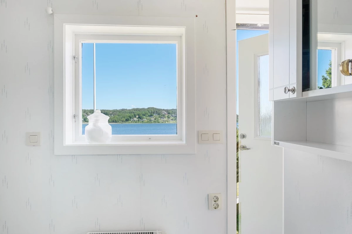 Borsta tänderna med havsutsikt