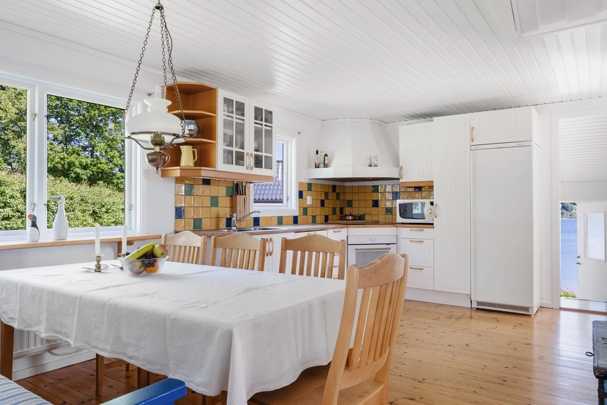 Ljust och socialt kök i direkt anslutning till matplats och terrass
