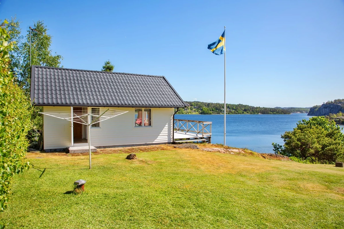 Privat och ostört läge med naturskönt läge och egen stig ner till havet