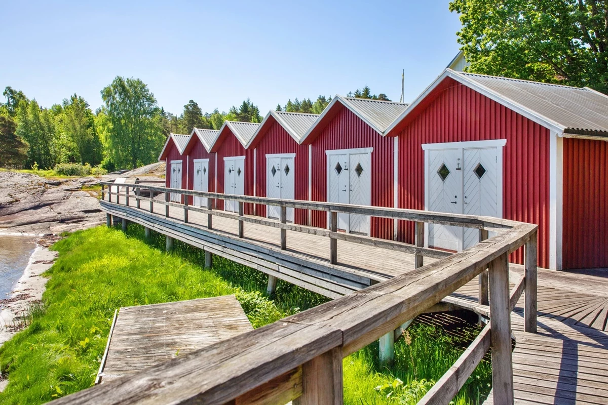 Egen sjöbod – röd, charmig och klassisk, perfekt för sommarförvaring.