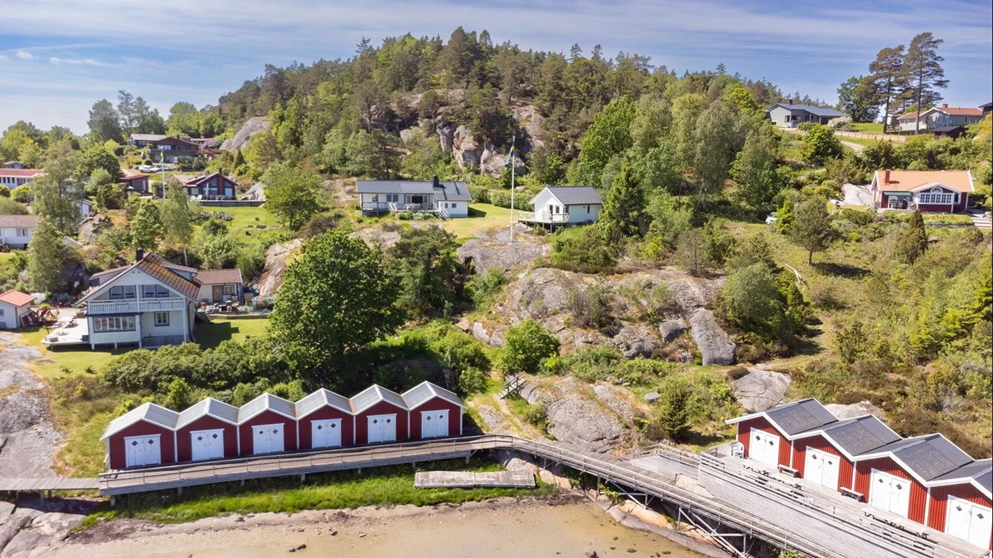 Bryggområdet erbjuder bad, båtliv och direktkontakt med havet.