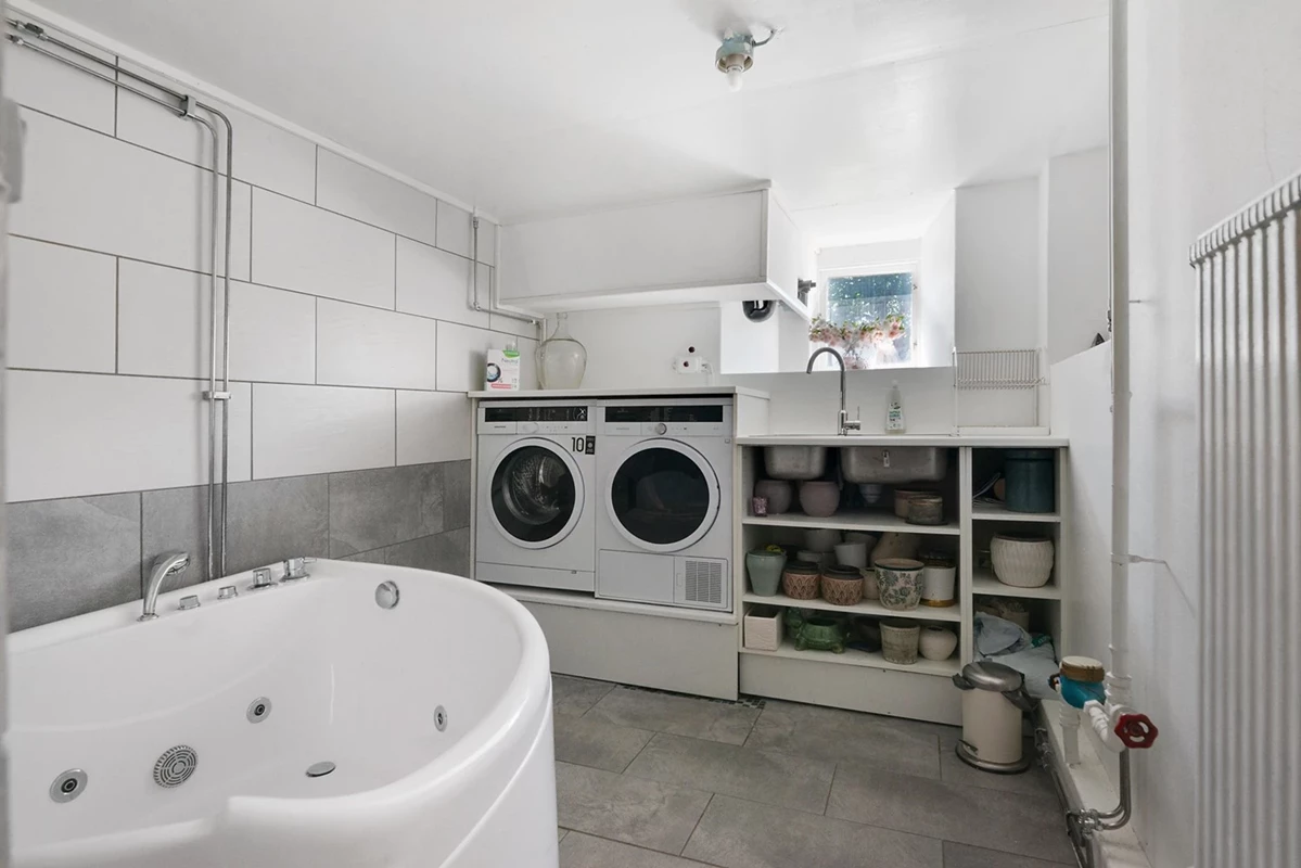 Tvättstuga med bubbelbadkar, källarplan