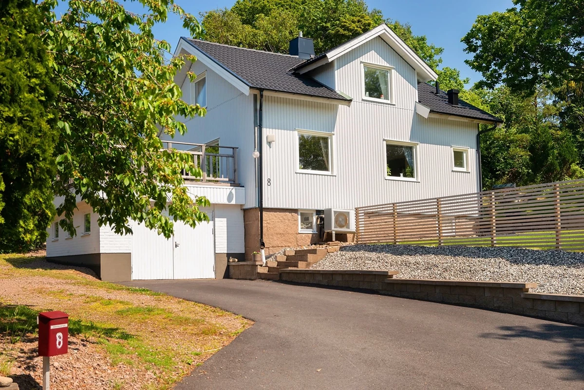 Parkeringsytorna är goda med biluppfart och garage