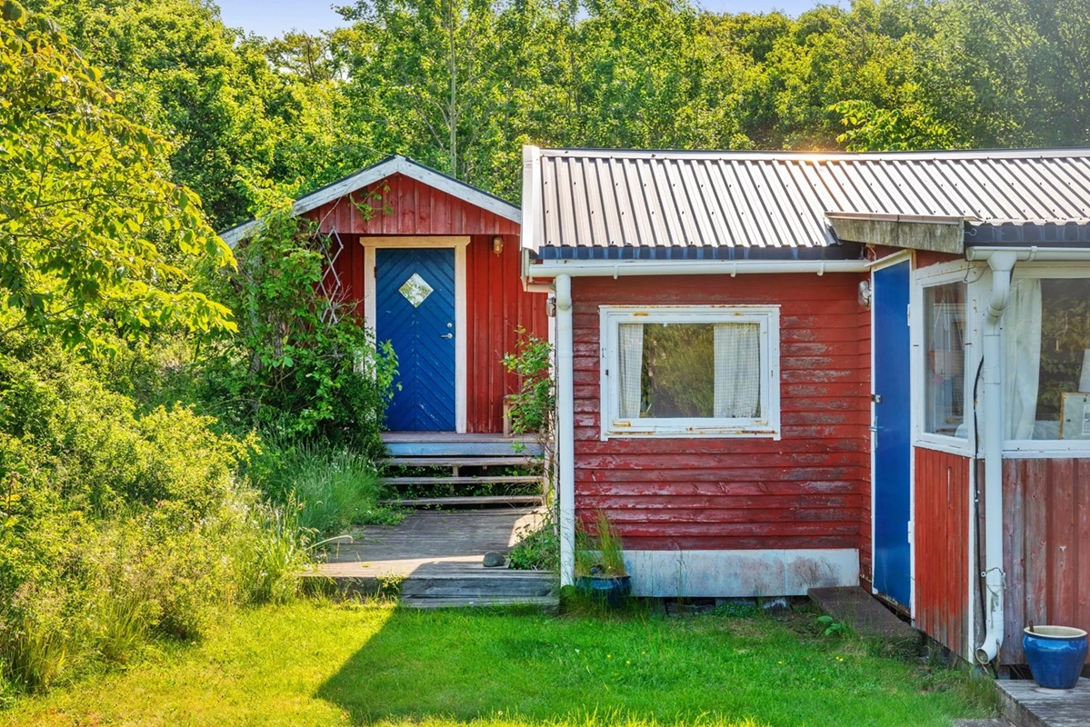 Sommarstugan som finns idag har har renoveringsbehov. 