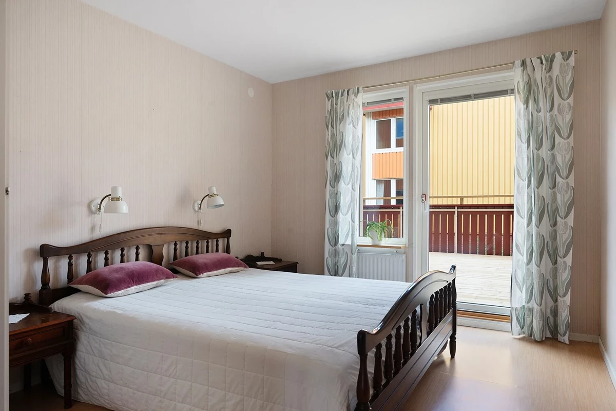 Härligt masterbedroom med utgång till den enorma terrassen
