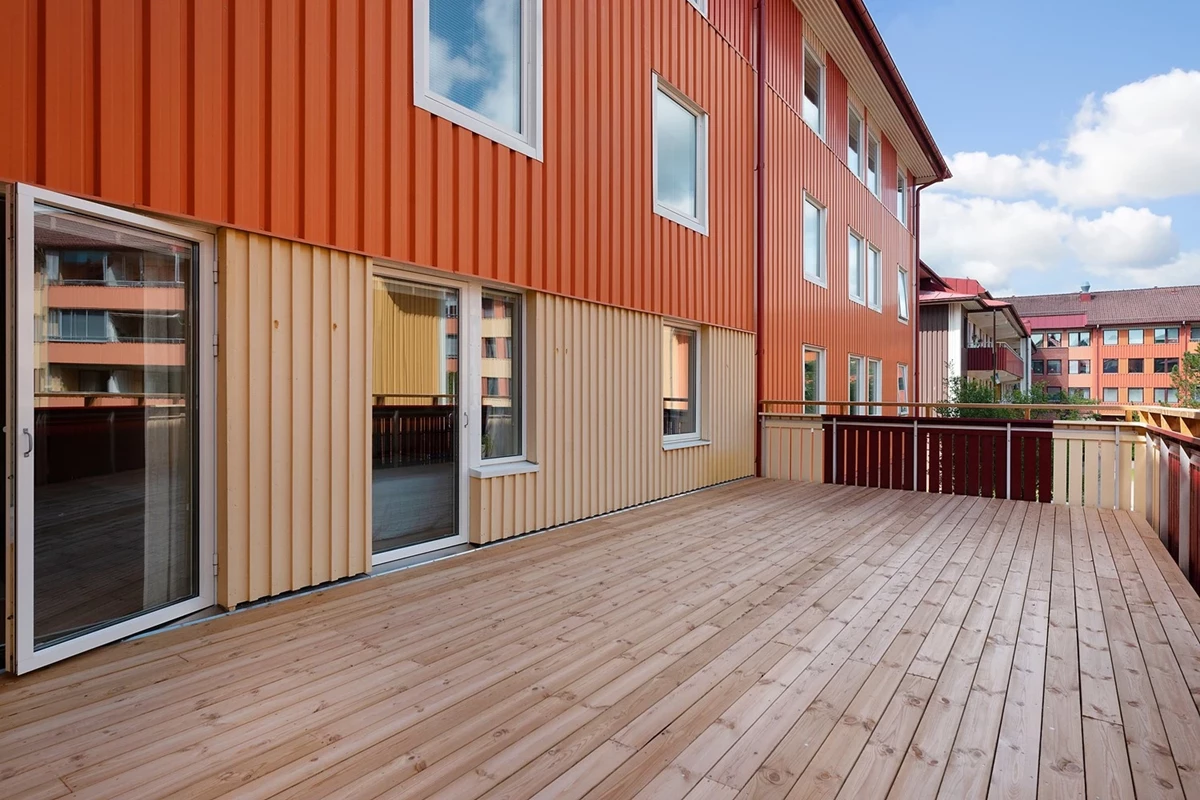 Terrassen är helt nyrenoverad och är bara för dig!