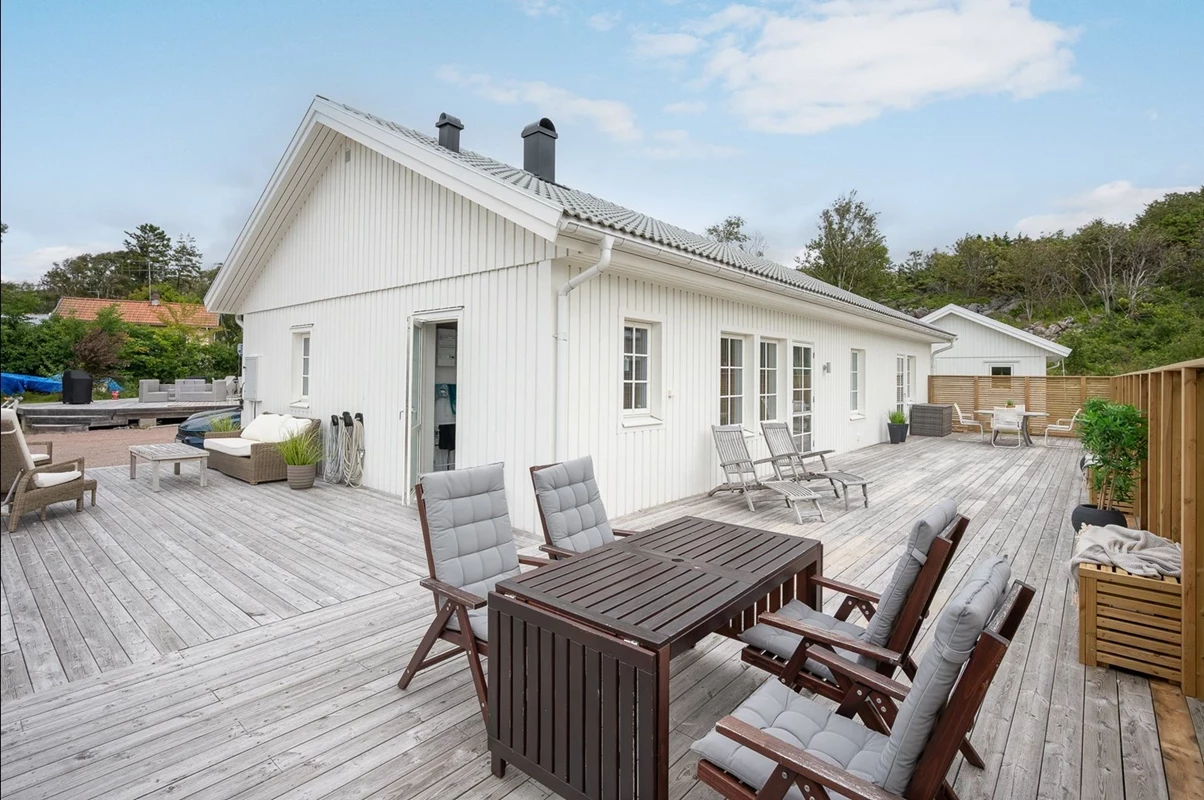 Stor nybyggd altan runt större delen av huset