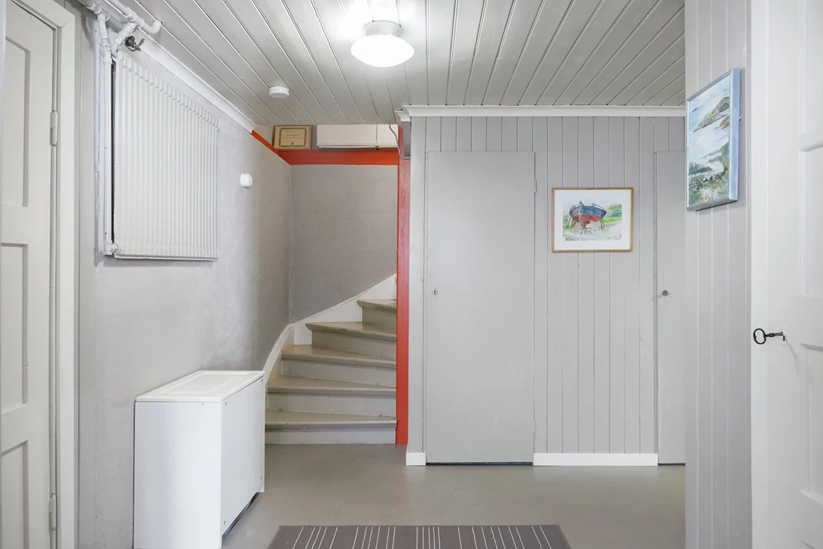 En våning ner finns en totalrenoverad lägenhet