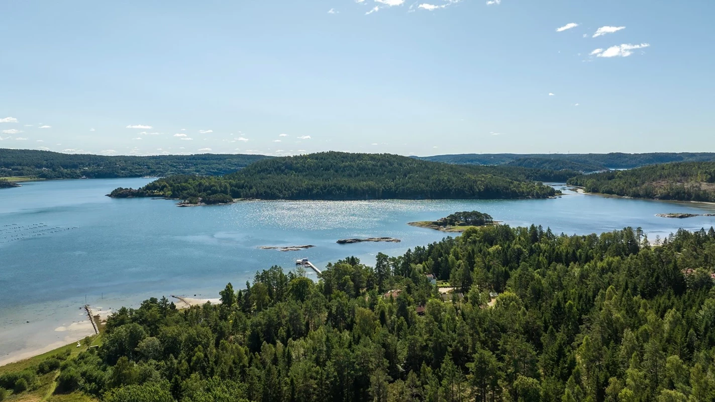 Från tomten har du närhet till vandringsleder och naturreservatet Kalvön
