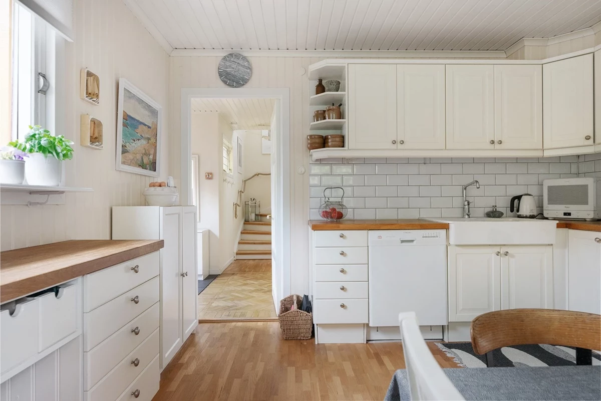 Det lantliga köket renoverades i för husets tidsenliga stil