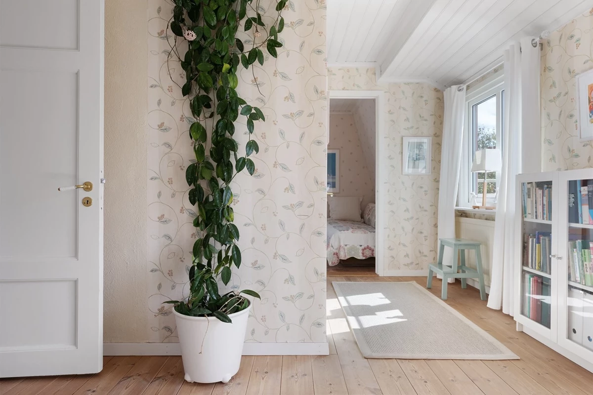Övre plan är så fint och varsamt renoverat - fina trägolv och vitmålade tak och spegeldörrar