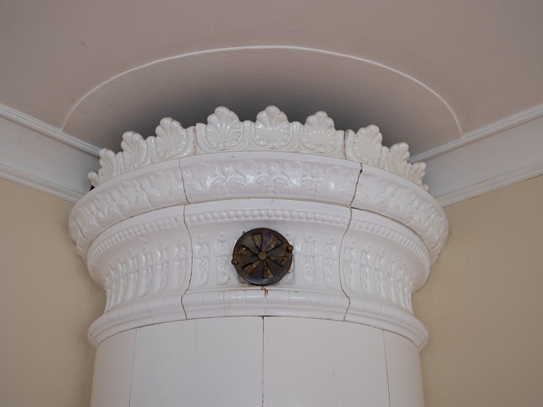 Kakelugnen är vacker som den är men önksar man elda får man ta in skorstensfejaren först.