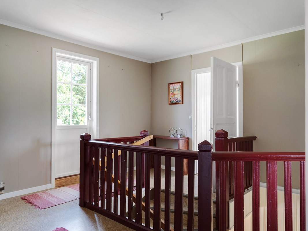 På övre plan finns en stor övre hall samt flera svorum