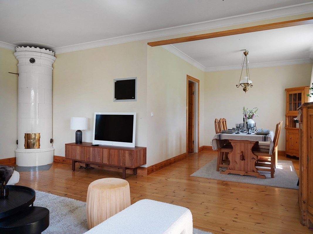 Detaljer från förr; högt till tak, trägolv och kakelugn (eldas ej i)