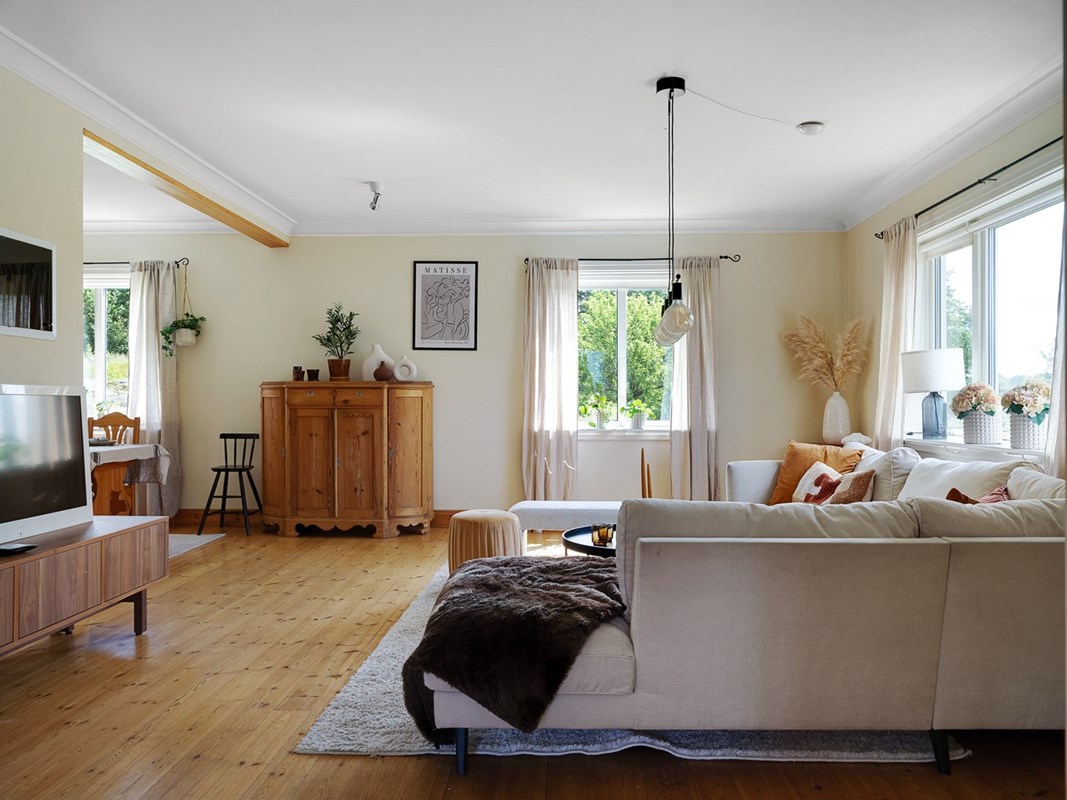 Härligt rum med rikligt med ljus