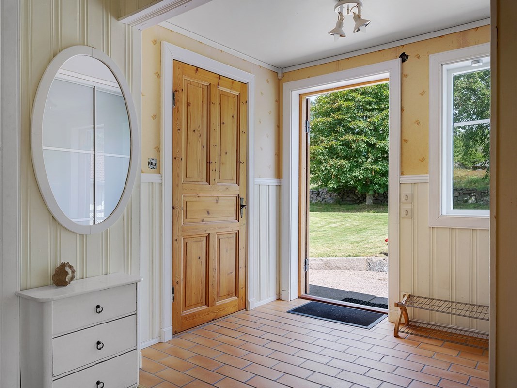 Stor entréhall med praktiskt klinkergolv