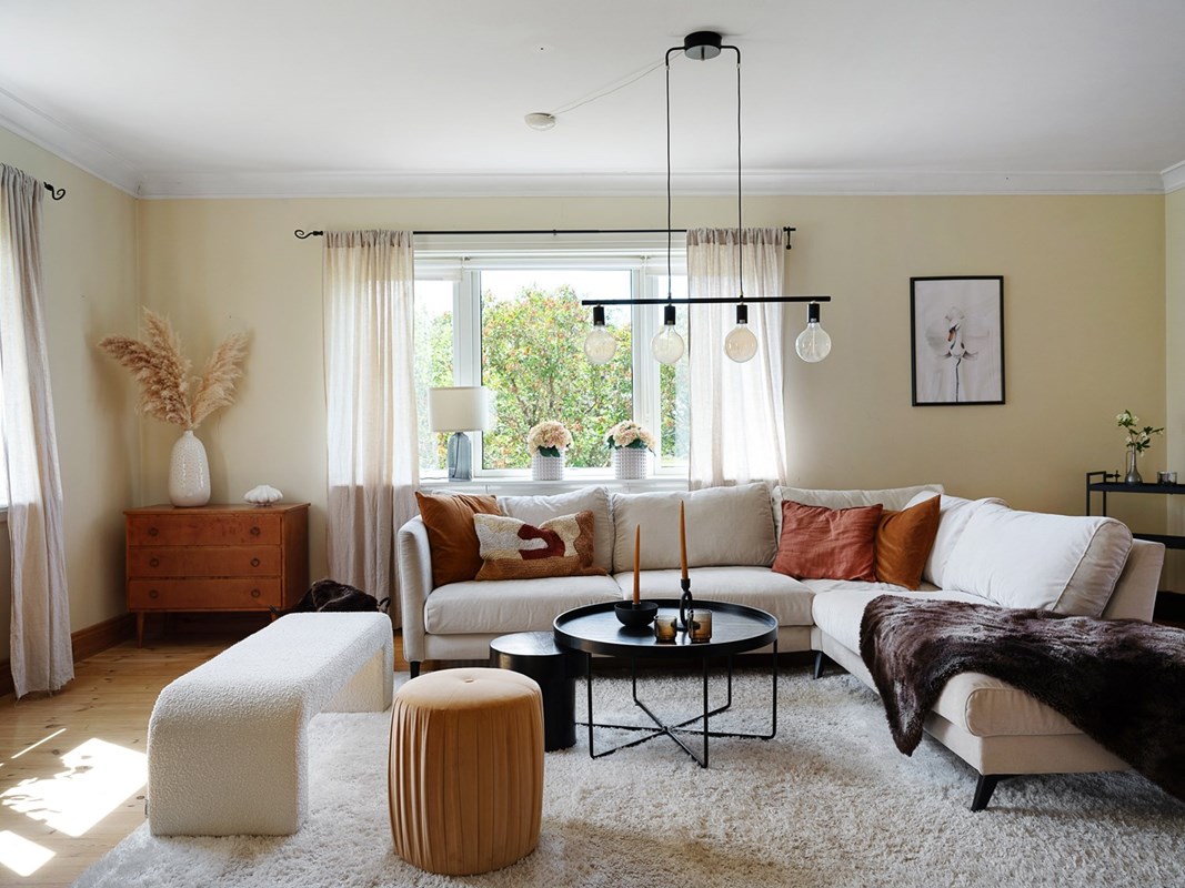 Vardagsrum med mycket ljusinsläpp...