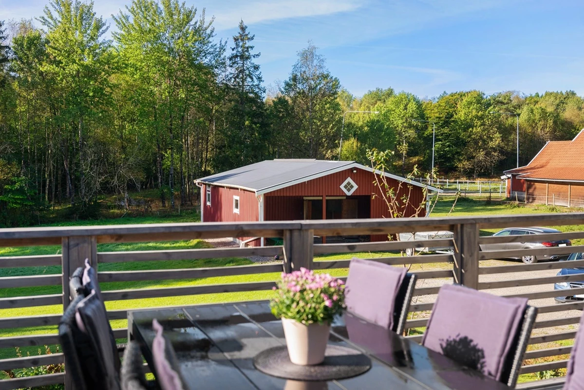 Från huset har du överblick mot stallet nedanför