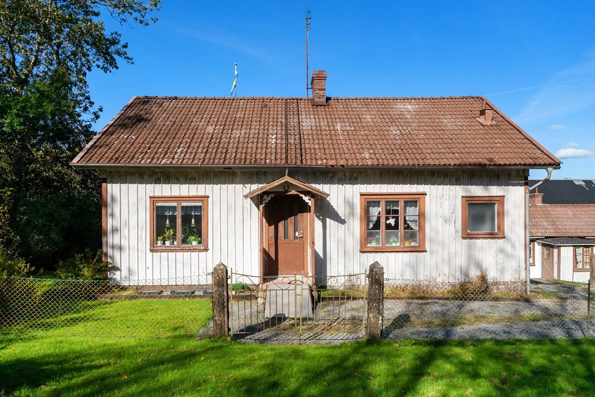 Huset har omfattande renoveringsbehov, men med det kommer också mycket charm