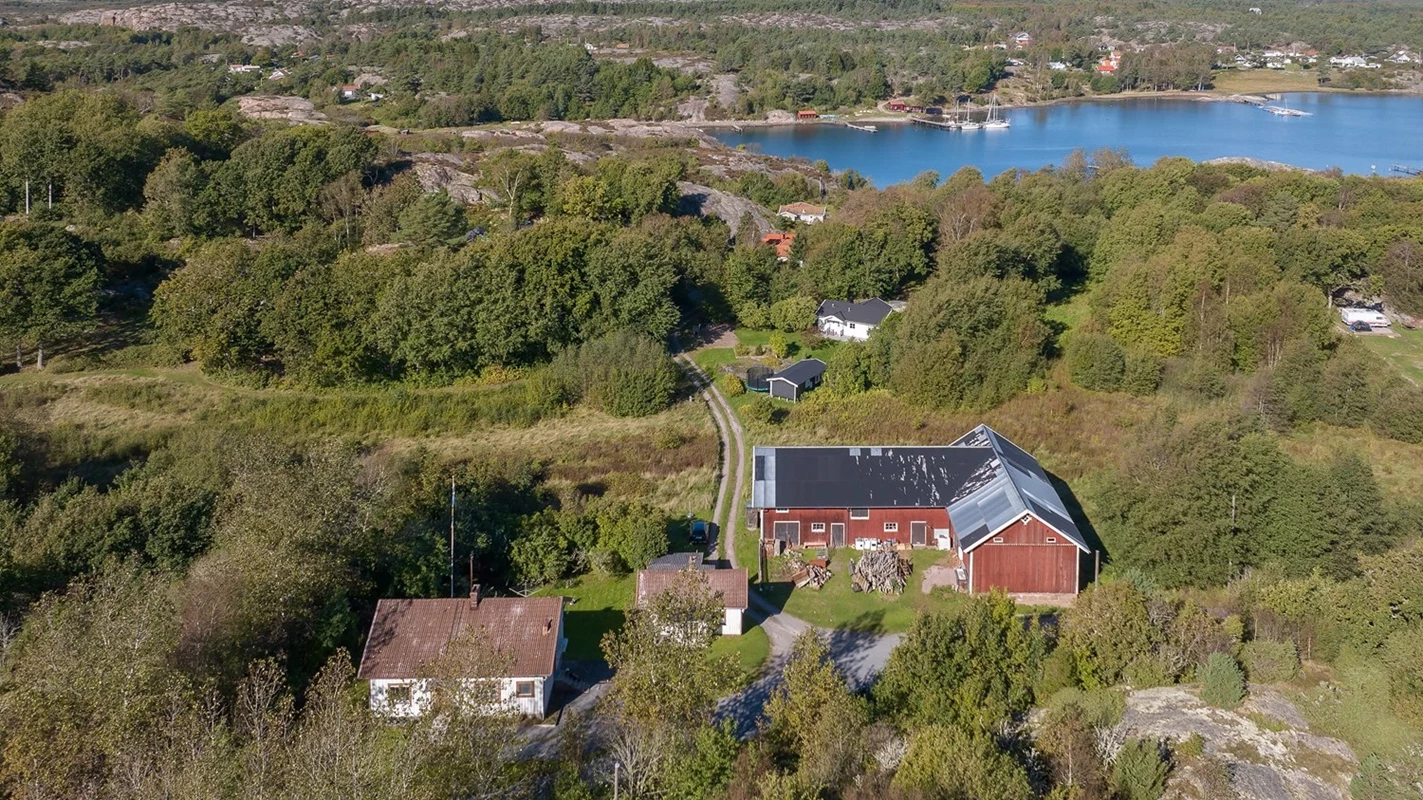 Hela fastigheten erbjuder en lugn, rofylld och vacker miljö